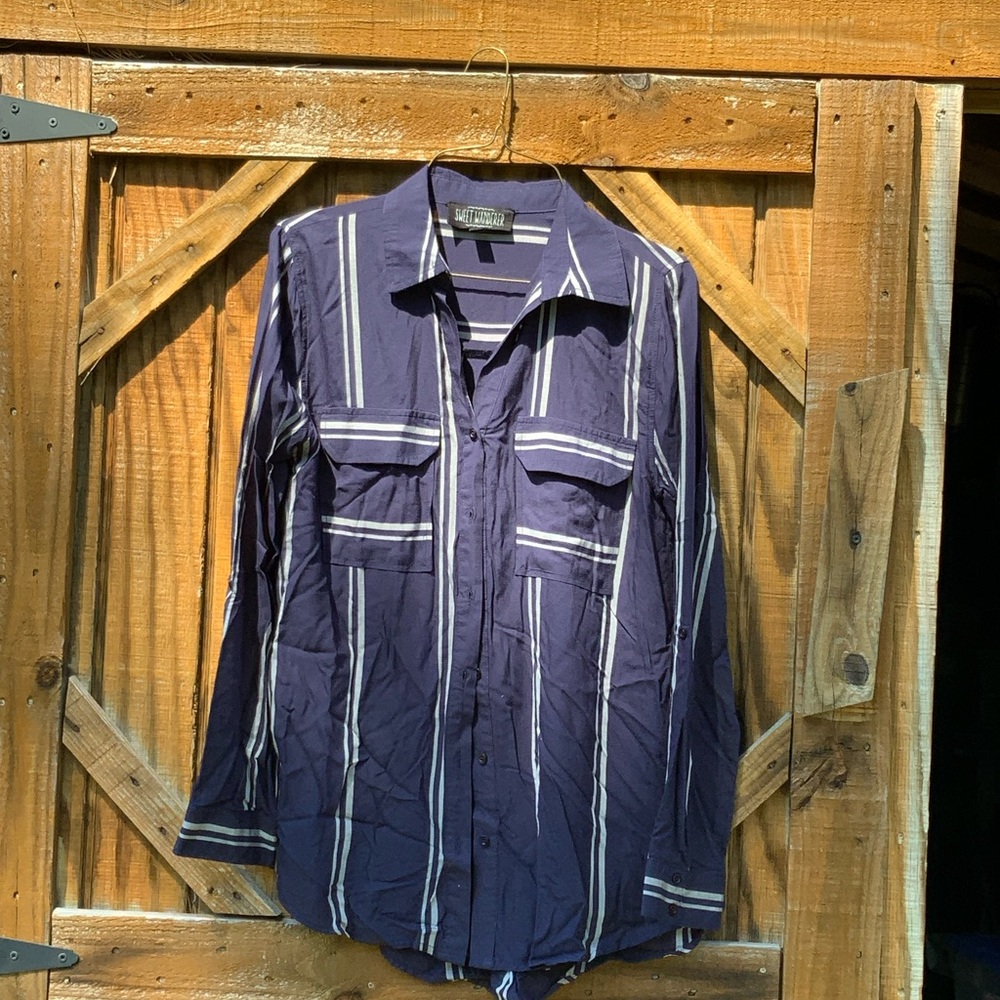Cute dressy shirt navy small Sweet Wanderer